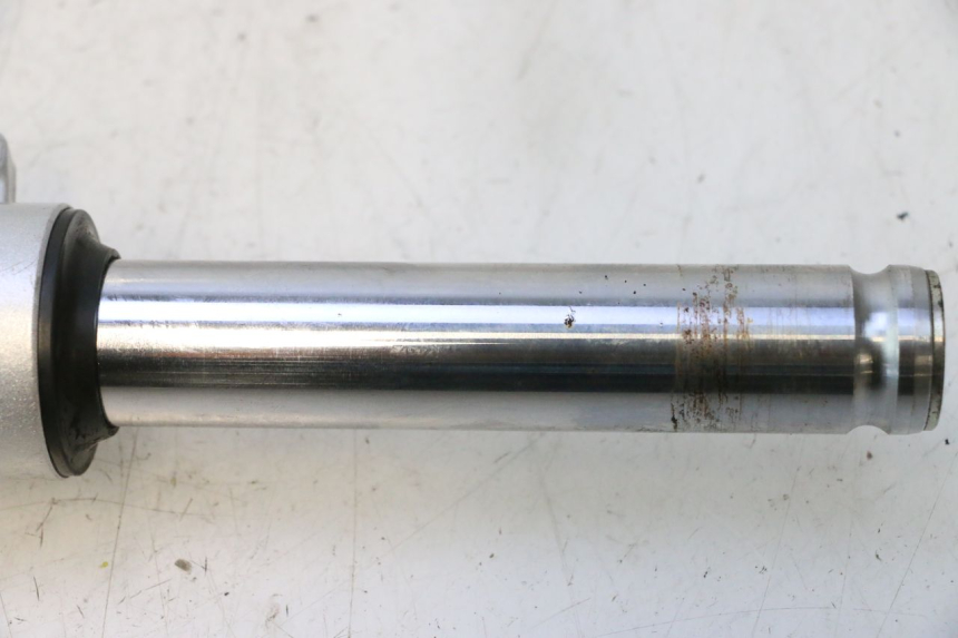 photo de STELO FORCELLA SINISTRA PEUGEOT KISBEE 4T 50 (2018 - 2022) - Dettaglio del componente