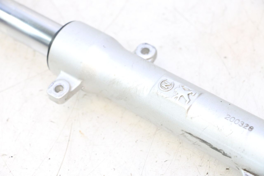 photo de STELO FORCELLA SINISTRA PEUGEOT KISBEE 4T 50 (2018 - 2022) - Dettagli dei punti di fissaggio