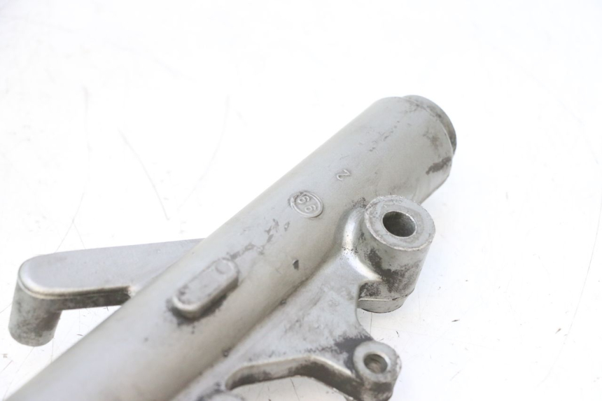 photo de STELO FORCELLA SINISTRA YAMAHA YP MAJESTY 125 (1998 - 2001) - Dettagli dei punti di fissaggio