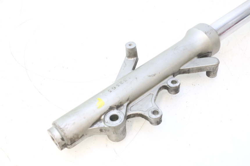 photo de STELO FORCELLA SINISTRA YAMAHA YP MAJESTY 125 (1998 - 2001) - Marcature e riferimenti originali