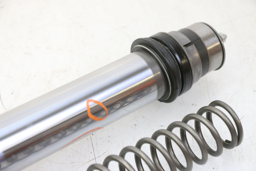 photo de STELO FORCELLA SINISTRA YAMAHA YZ 125 (1998 - 2005) - Caratteristiche distintive