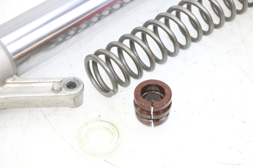 photo de STELO FORCELLA SINISTRA YAMAHA YZ 125 (1998 - 2005) - Primo piano ad alta risoluzione