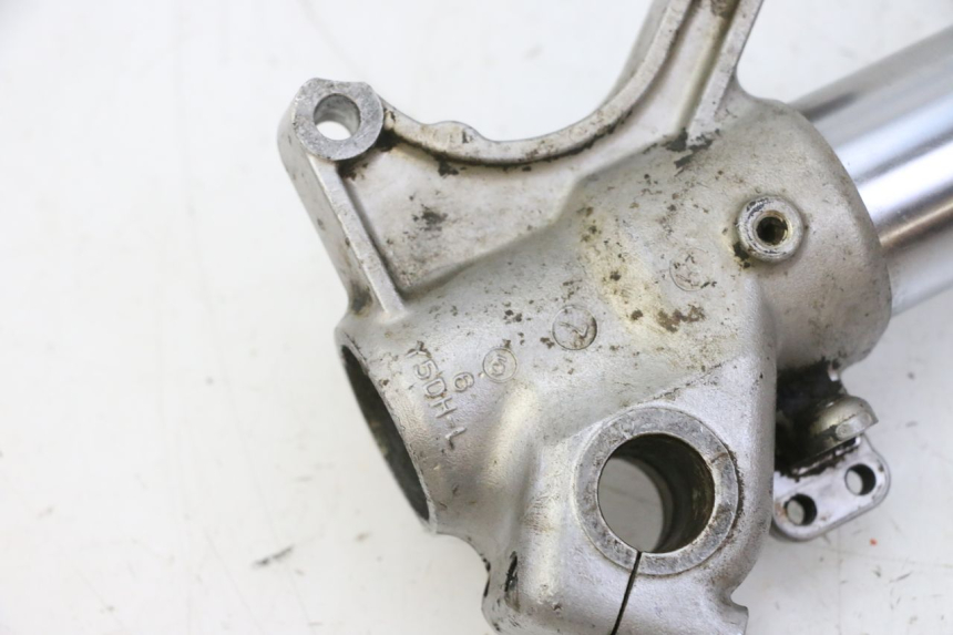 photo de STELO FORCELLA SINISTRA YAMAHA YZ 125 (1998 - 2005) - Dettagli dei punti di fissaggio