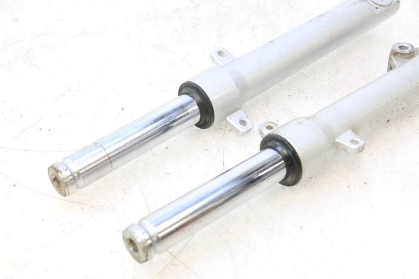 photo de STELO FORCELLA PEUGEOT KISBEE 2T 50 (2010 - 2017) - Caratteristiche distintive