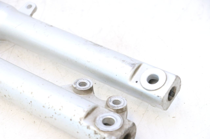 photo de STELO FORCELLA PEUGEOT KISBEE 2T 50 (2010 - 2017) - Marcature e riferimenti originali