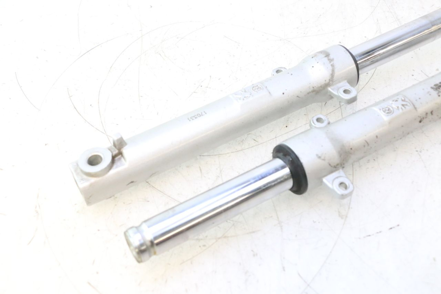photo de STELO FORCELLA PEUGEOT KISBEE 2T 50 (2010 - 2017) - Stato della superficie e materiale