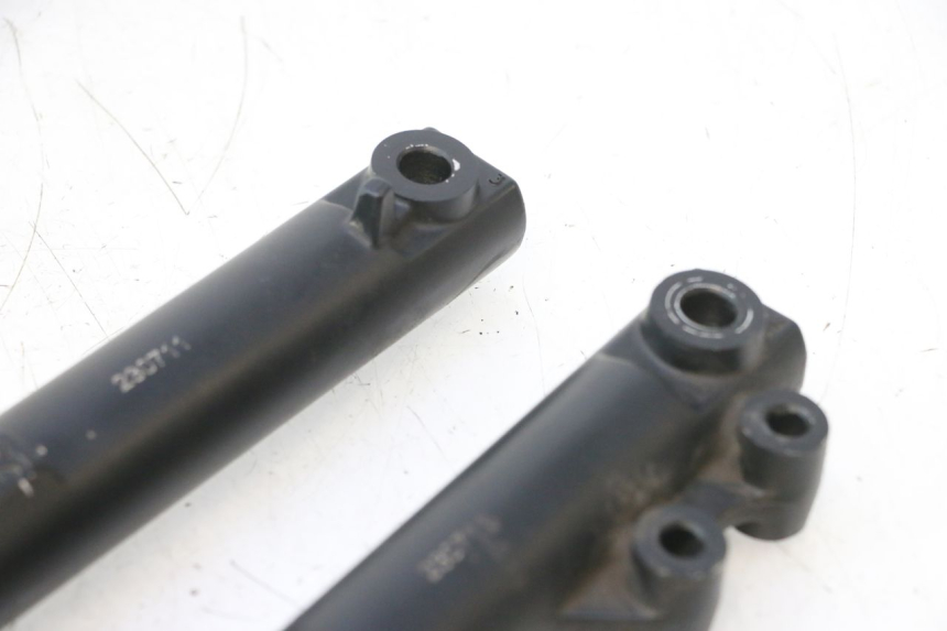 photo de STELO FORCELLA PEUGEOT KISBEE 4T 50 (2023 - 2026) - Marcature e riferimenti originali