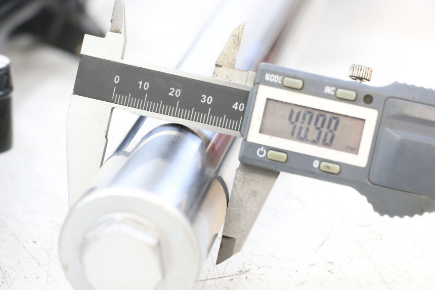 photo de STELO FORCELLA ROYAL ENFIELD CONTINENTAL GT 650 (2019 - 2024) - Dettagli dei punti di fissaggio