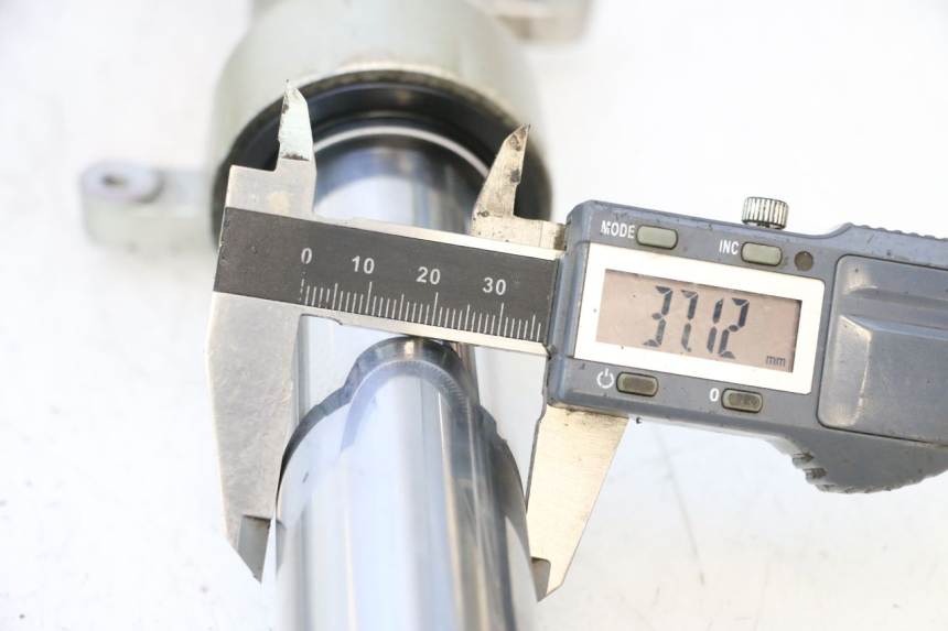 photo de STELO FORCELLA PEUGEOT SATELIS 125 (2006 - 2009) - Dettaglio del componente