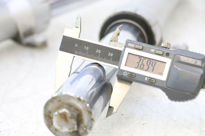 photo de STELO FORCELLA PEUGEOT SATELIS 125 (2013 - 2018) - Dettaglio del componente