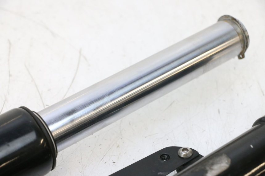 photo de STELO FORCELLA APRILIA SR MOTARD 50 (2012 - 2018) - Marcature e riferimenti originali