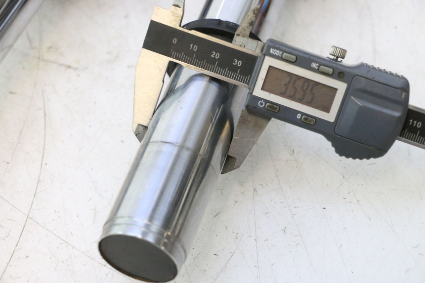 photo de FORCELLA GUIDATA YAMAHA XMAX X-MAX 125 (2006 - 2009) - Dettagli dei punti di fissaggio