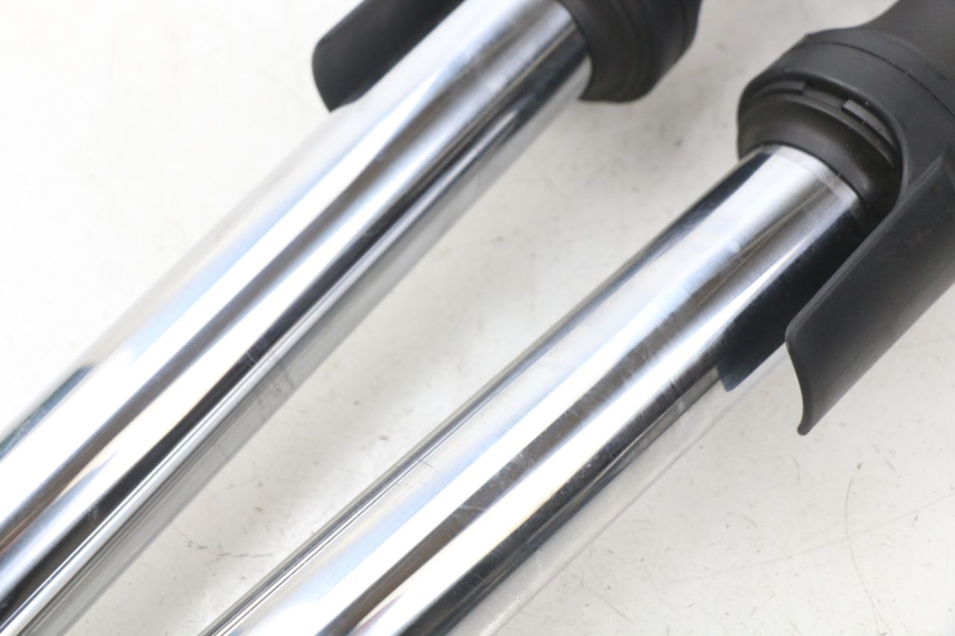 photo de Tubo forcella YAMAHA XP T-MAX TMAX 500 (2008 - 2012) - Dettagli dei punti di fissaggio