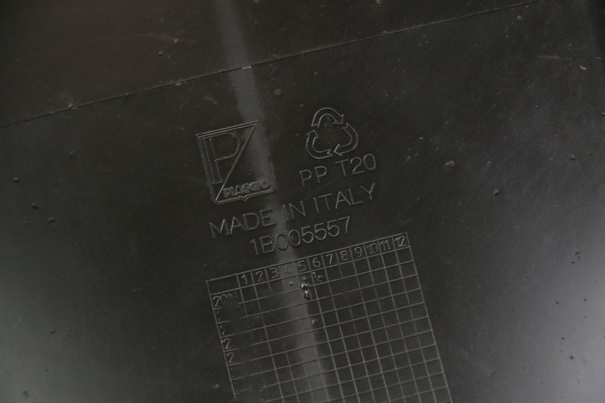 photo de PARAFANGO POSTERIORE PIAGGIO MP3 HPE 350 (2018 - 2020) - Stato della superficie e materiale