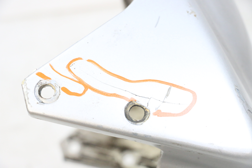 photo de PARAFANGO ANTERIORE PEUGEOT ELYSEO 125 (1999 - 2004) - Caratteristiche distintive