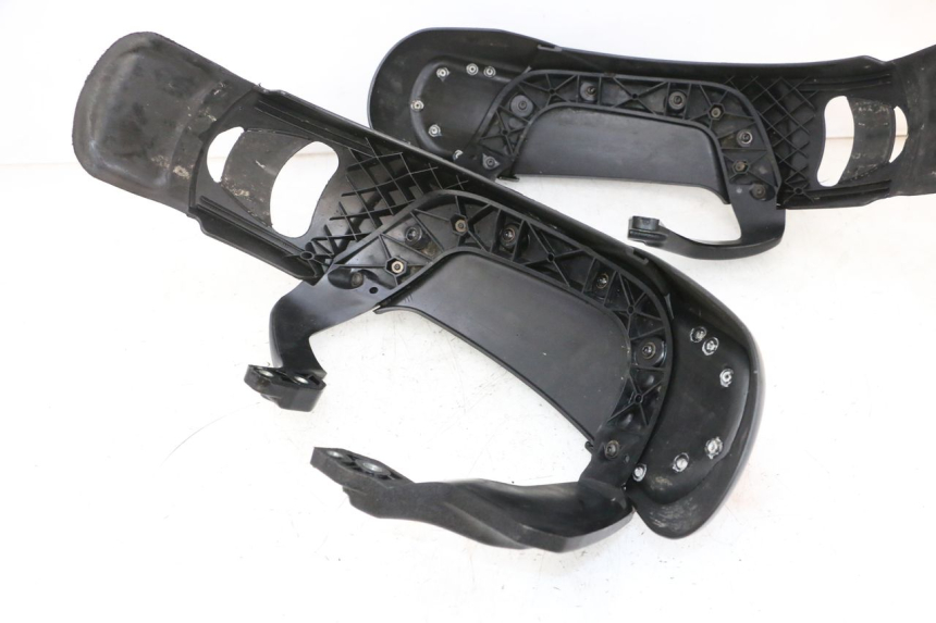 photo de PARAFANGO ANTERIORE PIAGGIO MP3 HPE 300 (2019 - 2026) - Dettagli dei punti di fissaggio