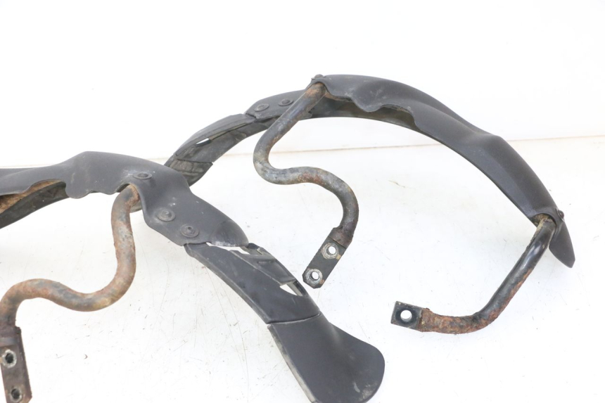 photo de PARAFANGO ANTERIORE PIAGGIO MP3 RL 250 (2006 - 2010) - Dettagli dei punti di fissaggio