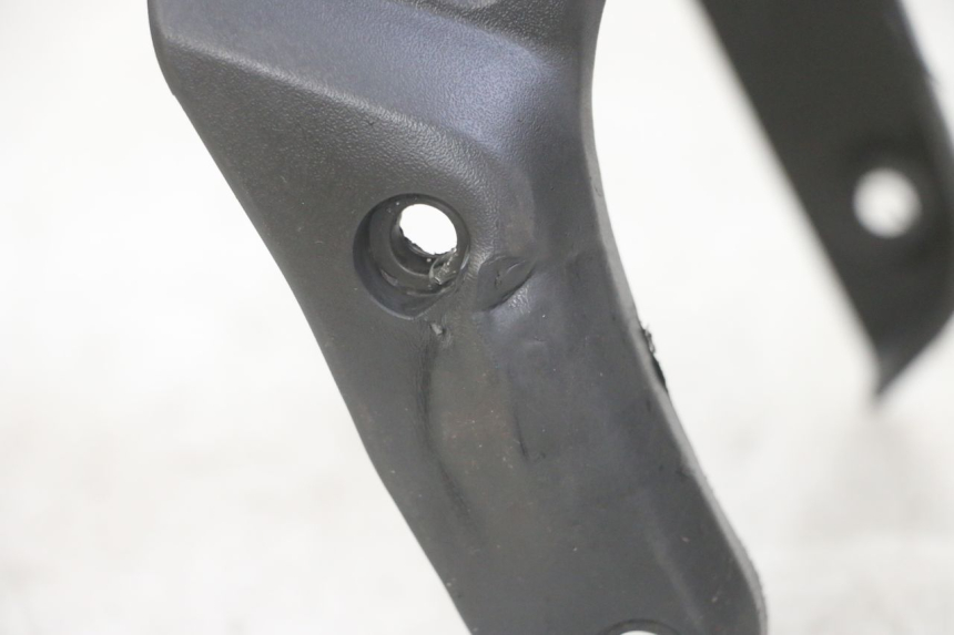 photo de PARAFANGO ANTERIORE PIAGGIO NEW TYPHOON 50 (2018 - 2021) - Dettagli dei punti di fissaggio