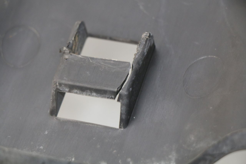 photo de Griglia del radiatore KYMCO DINK STREET 125 (2009 - 2014) - Dettagli dei punti di fissaggio