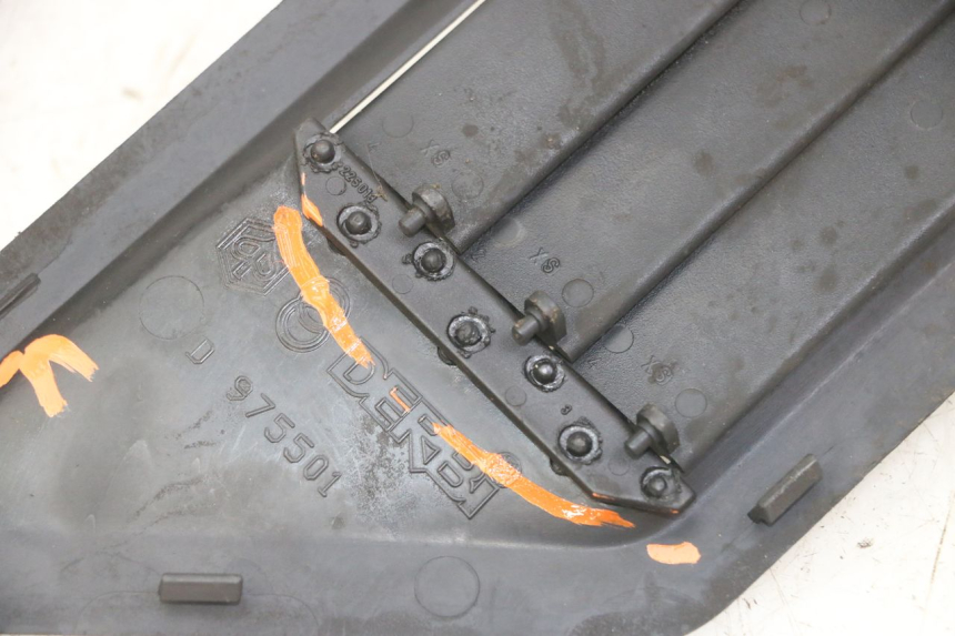 photo de DESTRA GRIGLIA RADIATORE GILERA NEXUS 125 (2009 - 2013) - Primo piano tecnico