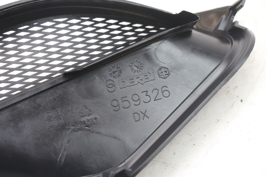 photo de DESTRA GRIGLIA RADIATORE PIAGGIO NRG POWER PUREJET 50 (2018 - 2021) - Primo piano tecnico