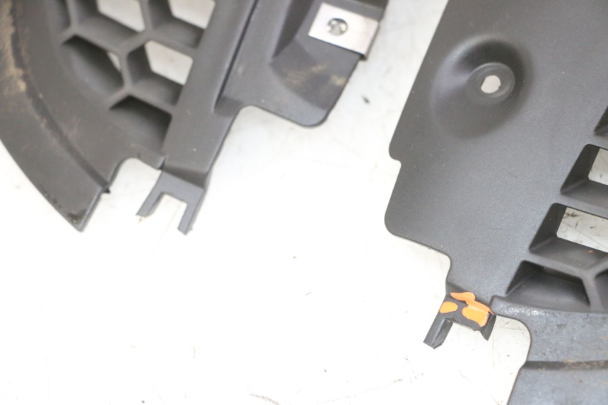 photo de GRIGLIA RADIATORE PIAGGIO IE MP3 YOURBAN 300 (2011 - 2016) - Dettagli dei punti di fissaggio