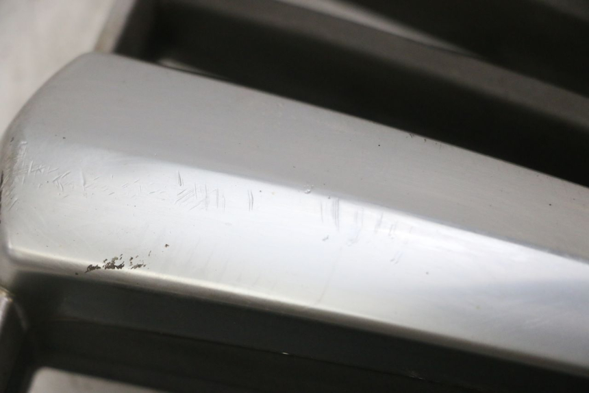 photo de GRIGLIA RADIATORE PIAGGIO MP3 LT 400 (2007 - 2012) - Zoom sullo stato d'uso