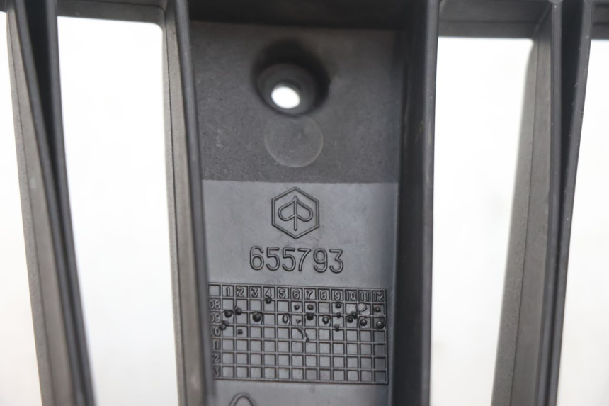 photo de GRIGLIA RADIATORE PIAGGIO MP3 LT 300 (2010 - 2016) - Primo piano tecnico