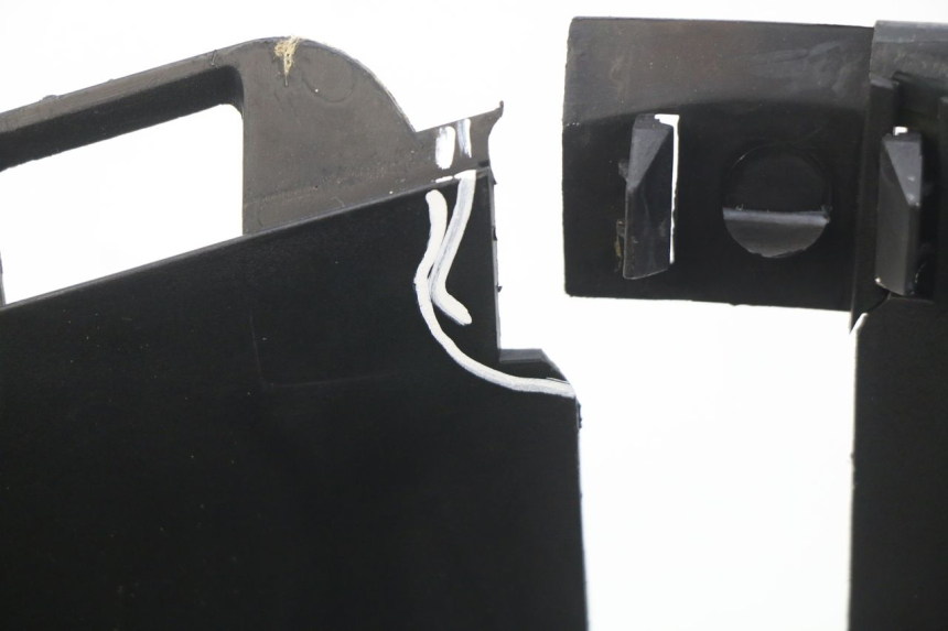 photo de GRIGLIA RADIATORE PEUGEOT SATELIS COMPRESSOR K15 125 (2006 - 2009) - Stato della superficie e materiale