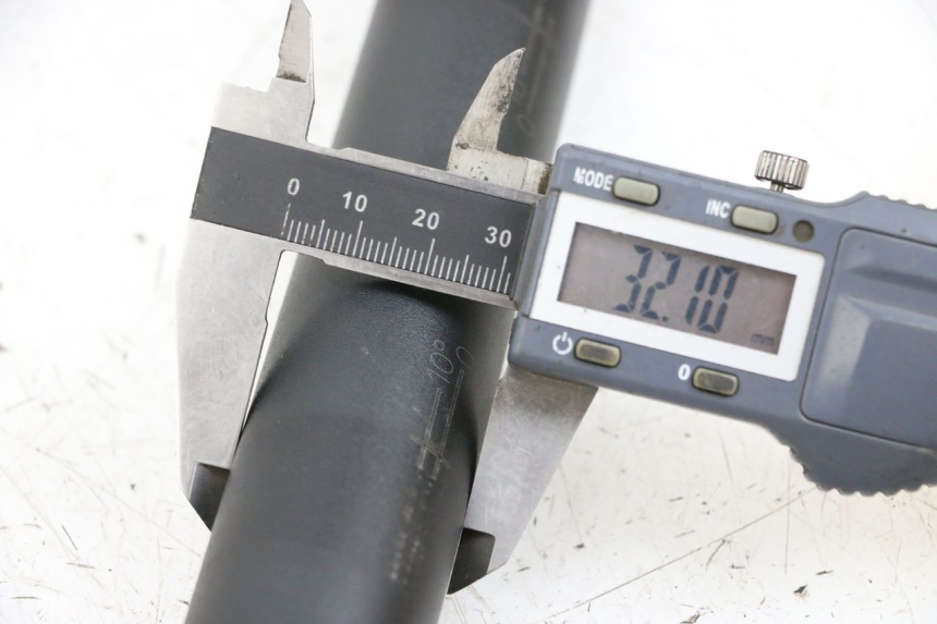 photo de MANUBRIO BMW R GS 1250 (2021 - 2024) - Dettaglio del componente