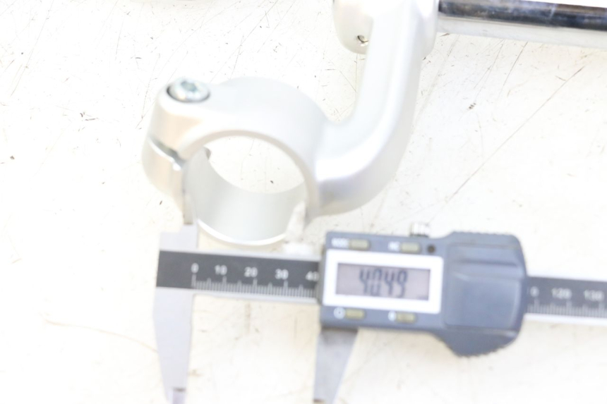 photo de MANUBRIO ROYAL ENFIELD CONTINENTAL GT 650 (2019 - 2024) - Dettaglio del componente