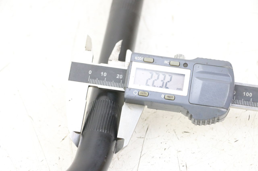 photo de MANUBRIO ROYAL ENFIELD SCRAM 411 (2022 - 2024) - Dettaglio del componente