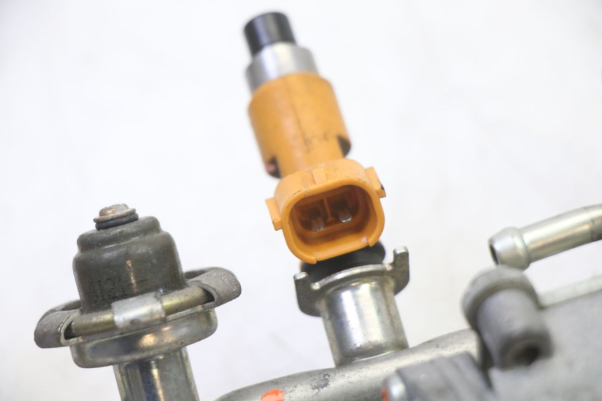 photo de INIETTORE YAMAHA FZ6 FAZER S2 600 (2007 - 2011) - Dettagli dei punti di fissaggio