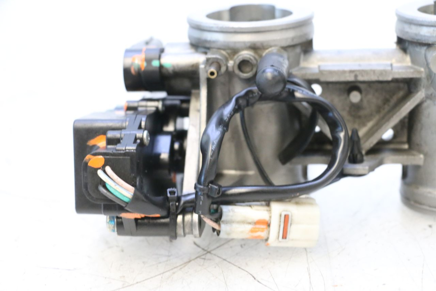 photo de CORPO FARFALLATO KAWASAKI ER-6 ER6 F ABS 650 (2012 - 2016) - Zoom sui componenti