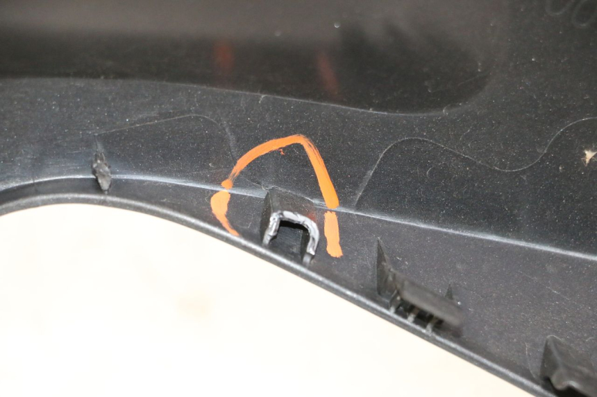 photo de INTERNA CUPOLINO DESTRO YAMAHA XMAX X-MAX 125 (2021 - 2025) - Dettagli dei punti di fissaggio