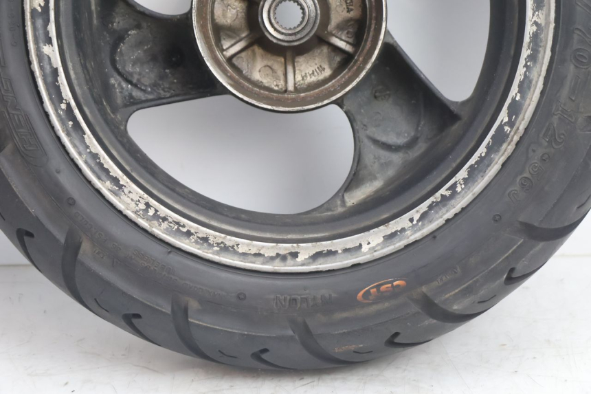 photo de CERCHIO POSTERIORE E PNEUMATICO KYMCO AGILITY 4T 50 (2005 - 2018) - Caratteristiche distintive