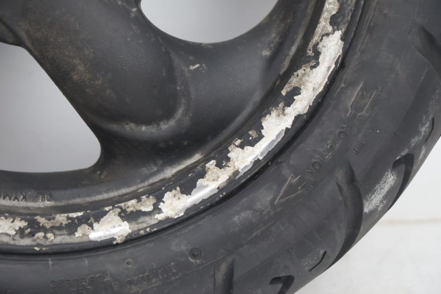 photo de CERCHIO POSTERIORE E PNEUMATICO KYMCO AGILITY 4T 50 (2005 - 2018) - Stato della superficie e materiale
