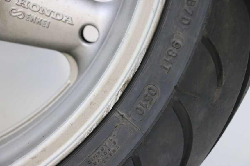 photo de CERCHIO POSTERIORE E PNEUMATICO HONDA CB F HORNET 600 (2005 - 2006) - Focus sulla struttura