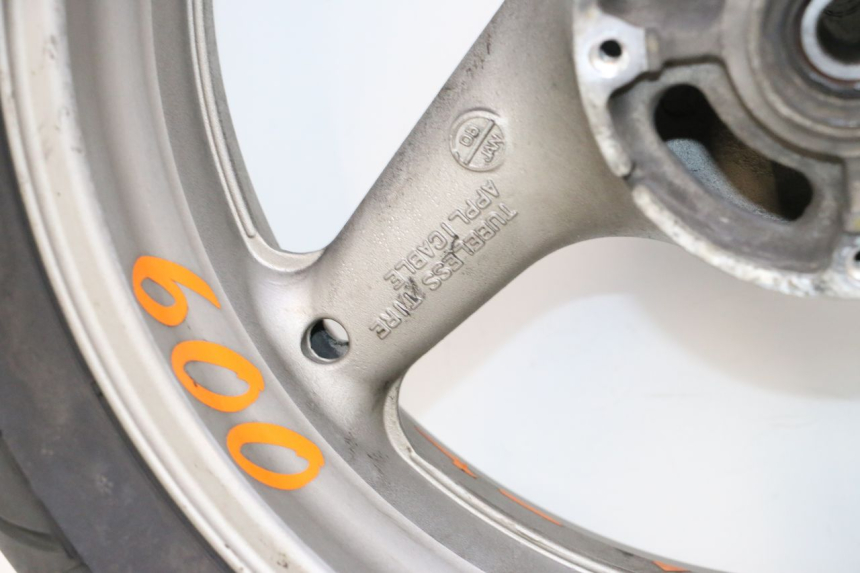photo de CERCHIO POSTERIORE E PNEUMATICO HONDA CB F HORNET 600 (2005 - 2006) - Angolazione alternativa