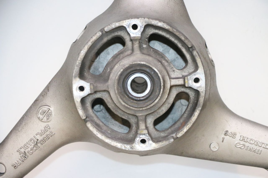 photo de CERCHIO POSTERIORE E PNEUMATICO HONDA CB F HORNET 600 (2005 - 2006) - Zoom sullo stato d'uso