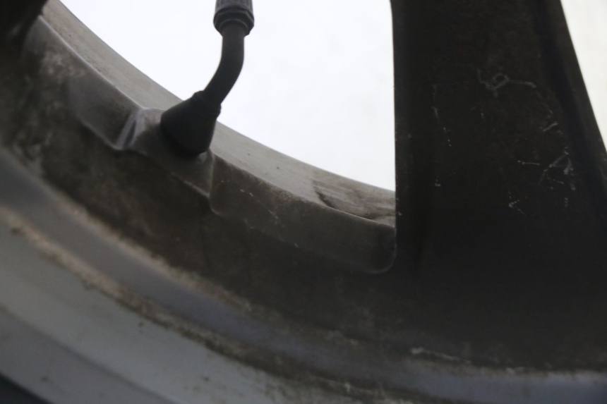 photo de CERCHIO POSTERIORE E PNEUMATICO PEUGEOT CITYSTAR 50 (2013 - 2017) - Caratteristiche distintive