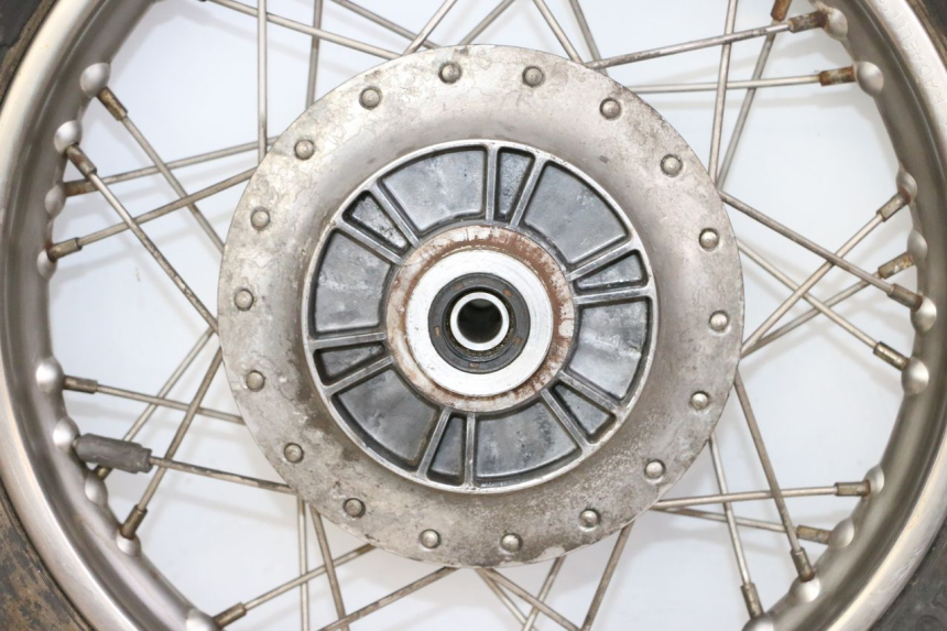 photo de CERCHIO POSTERIORE E PNEUMATICO APRILIA CLASSIC 125 (1995 - 2001) - Primo piano ad alta risoluzione