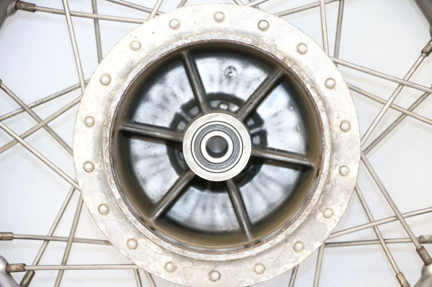 photo de CERCHIO POSTERIORE E PNEUMATICO APRILIA CLASSIC 125 (1995 - 2001) - Angolazione alternativa