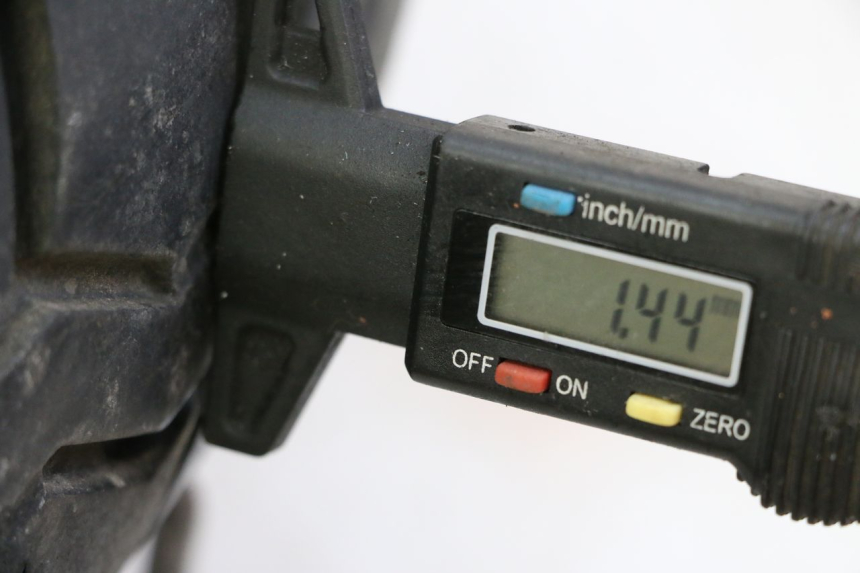 photo de CERCHIO POSTERIORE E PNEUMATICO APRILIA CLASSIC 125 (1995 - 2001) - Zoom sullo stato d'uso