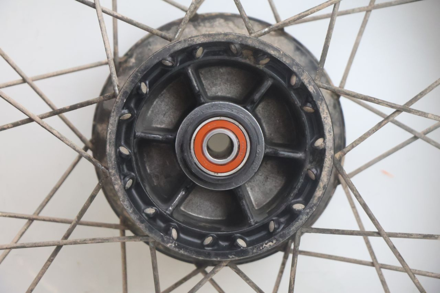 photo de CERCHIO POSTERIORE E PNEUMATICO SUZUKI DR S 600 (1985 - 1989) - Altra angolazione