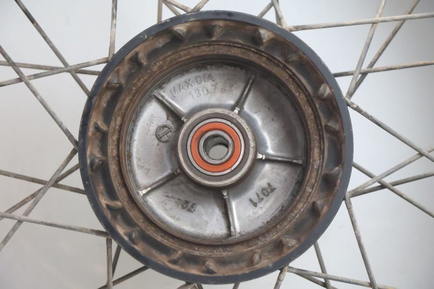 photo de CERCHIO POSTERIORE E PNEUMATICO SUZUKI DR S 600 (1985 - 1989) - Primo piano tecnico