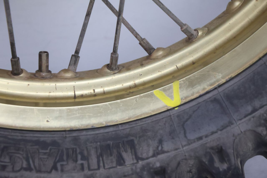 photo de CERCHIO POSTERIORE E PNEUMATICO SUZUKI DR S 600 (1985 - 1989) - Stato della superficie e materiale