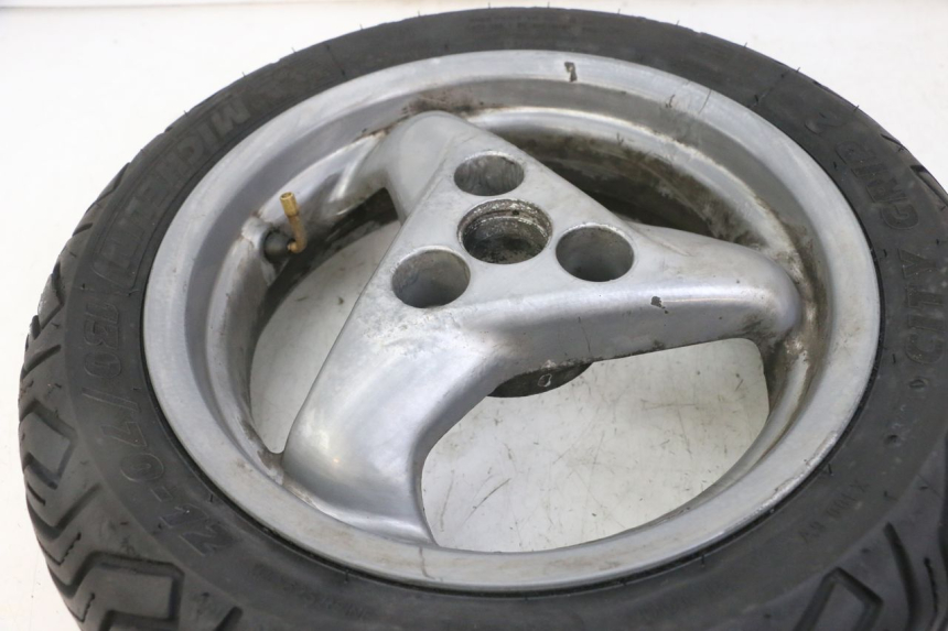 photo de CERCHIO POSTERIORE E PNEUMATICO PEUGEOT ELYSTAR 125 (2002 - 2007) - Dettagli dei punti di fissaggio