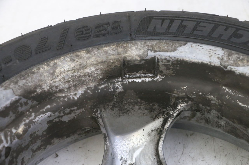 photo de CERCHIO POSTERIORE E PNEUMATICO PEUGEOT ELYSTAR 125 (2002 - 2007) - Marcature e riferimenti originali