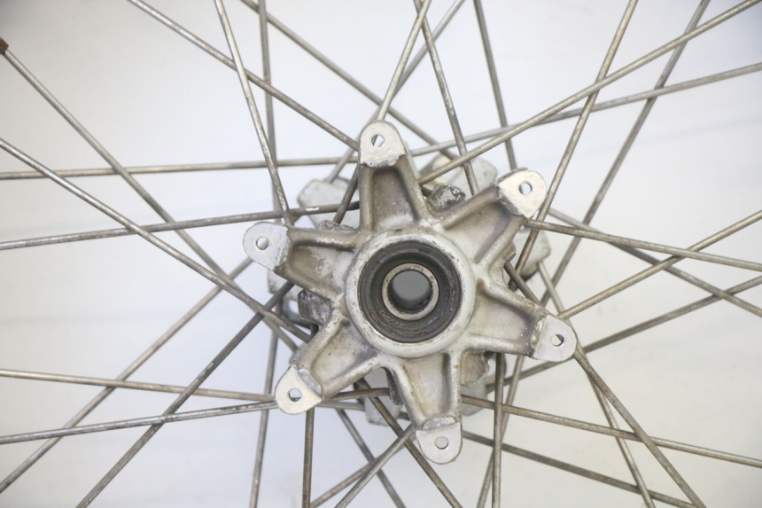 photo de CERCHIO POSTERIORE E PNEUMATICO APRILIA ETX 125 (1998 - 2002) - Primo piano tecnico